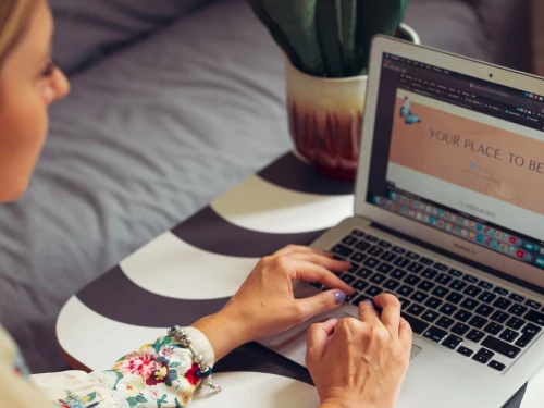 „Nie tylko ładna, ale też mądra” – jak rodzi się syndrom oszustki?