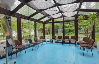 Ekosamotnia w leśnym ogrodzie