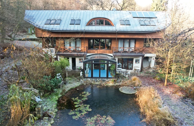 Ekosamotnia w leśnym ogrodzie